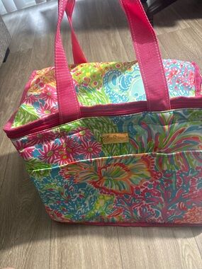 Lilly Pulitzer Vibrant Pink Multi Floral Tote coler